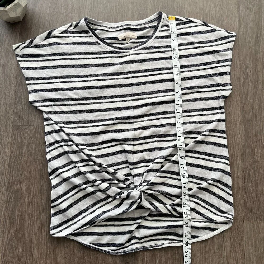 Lou & Grey by Loft Navy & White Short Sleeve T-Shirt with Front Knot Detail - Picture 4 of 9